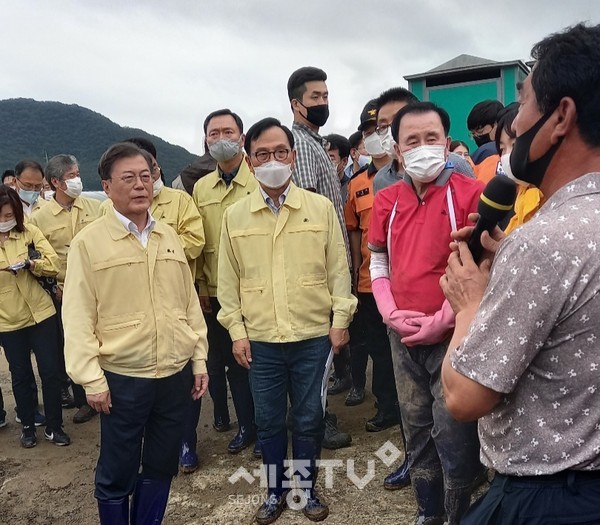 문재인 대통령이 지난 12일 집중호우로 피해를 본 천안을 방문한 가운데 박상돈 천안시장과 문 대통령이 지역주민들의 건의사항을 청취하고 있다. (사진제공=천안시청)