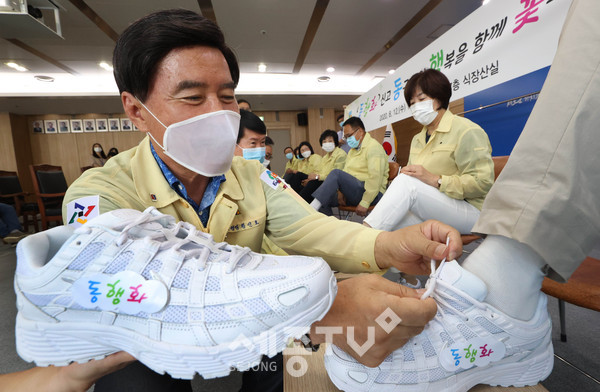 황인호 동구청장이 동장들에게 직접 동행화를 신겨주고 있다. (사진제공=동구청)