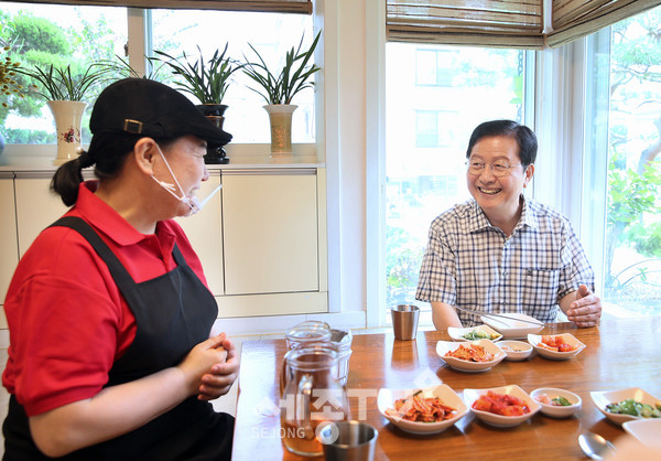 장종태 서구청장이 제1호 안심식당로 지정된 음식점에서 코로나19에 따른 소상공인의 애로사항을 청취하고 있다.