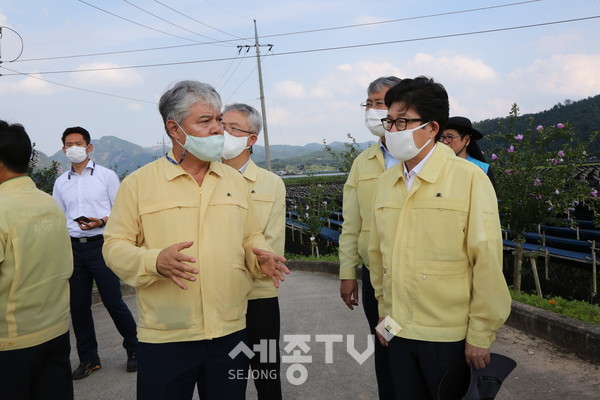 문정우 금산금수(좌측) 조명래 환경부 장관(우측)