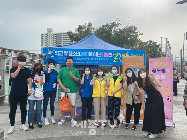 꿈드림이 검정고시 시험장에서 학교 밖 청소년을 응원하고 있다. (사진제공=천안시청)