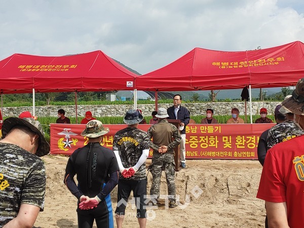 해병대전우회가 지난 23일 최근 집중호우로 더럽혀진 용연저수지(목천읍 소재)에서 환경정화 캠페인을 전개했다. (사진제공=천안시청)