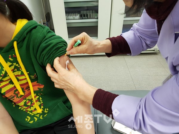 어린이 인플루엔자 예방접종 모습. (사진제공=금산군청)