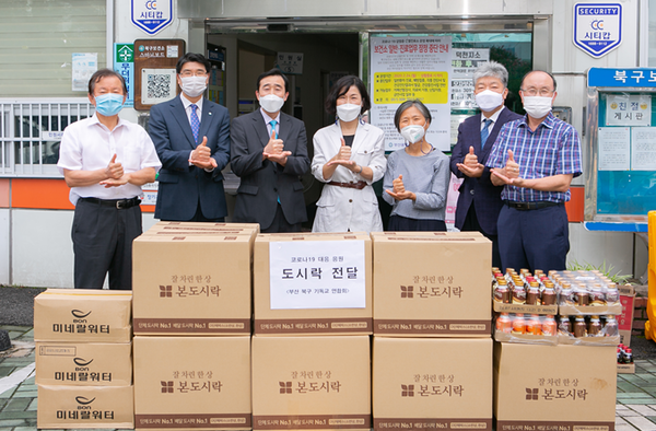 북구기독교연합회은 ‘코로나19’ 대응 최전선에서 방역작업 및 진료에 힘쓰고 있는 일선 공무원들을 위해 9월 2일 도시락 세트 160개를 전달했다.(사진- 중앙 정명희 구청장)