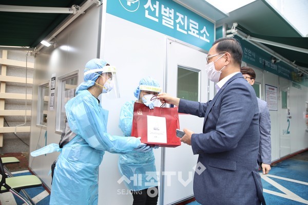 박상돈 천안시장이 지난 2일 동남구보건소 선별진료소를 방문해 의료진, 보건소 직원들과 소통하는 시간을 가진 가운데 직원들에게 위문품을 전달하고 있다.(사진제공=천안시청)