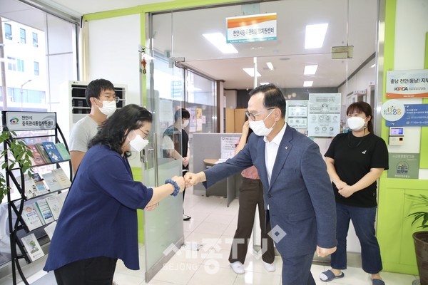 박상돈 천안시장이 지난 2일 동남구보건소 선별진료소를 찾아 직원들을 격려하고 있다.(사진제공=천안시청)