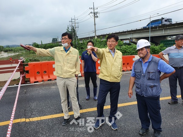 전만권 부시장님 호우 피해지역 현장 점검 모습.(사진제공=천안시청)