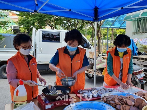 도마2동 자원봉사단체가 외롭고 생활이 어려운 이웃을 위해 정성스럽게 명절 음식을 만들고 있다.(사진제공=서구청)