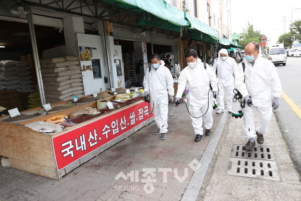 황인호 동구청장이 신인동 희망일자리사업 참여자들과 함께 인동 쌀시장에서 방역활동을 하고 있다.(사진제공=대전시청)