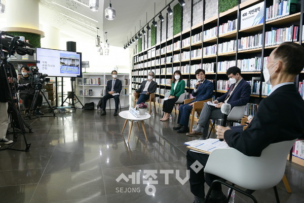 (왼쪽부터) 김선봉 스마트사회기술연구원 이사장, 이상선 자치분권전국연대 상임공동대표, 김현옥 세종시아파트입주자대표회의연합회장, 이춘희 세종시장, 김상봉 고려대 교수, 이민원 전 국가균형발전위원회 위원장, 안성호 세종제주특위 위원장.