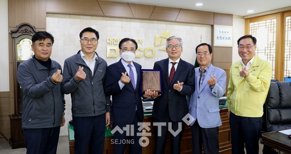 구암동 주민대표들이 김재혁 대전도시공사 사장에게 감사패를 전달하고 있다.(사진제공=대전도시공사)