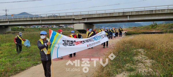 천안시 광덕면 노인회가 21일 풍서천 신흥교 주변 환경정비활동을 실시했다.(사진제공=천안시청)