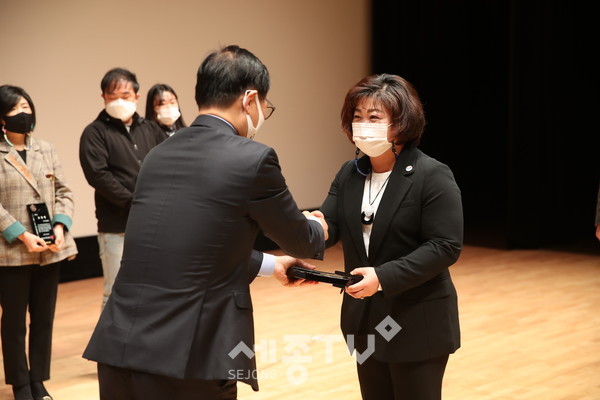 박상돈 천안시장이 29일 시청 봉서홀에서 열린 수해복구 유공 표창 수여식에서 수해복구에 동참한 자원봉사자에게 감사하는 마음을 담은 표창을 전달하고 있다. (사진제공=천안시청)