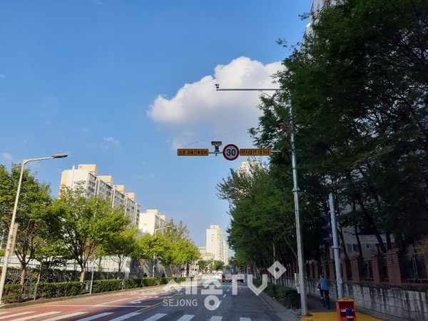 대전 서구는 어린이보호구역 내 주행 속도를 제한하는 도로교통법(일명 민식이법)이 시행됨에 따라 올해 초부터 둔산·서부경찰서와 협의해 과속단속 CCTV 설치를 추진했다.(사진제공=서구청)