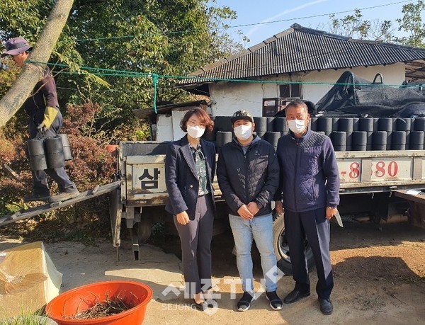 천안시 성거읍 소재 주식회사QSI 내 하누물 봉사단이 5일 지역 내 취약계층에 연탄을 전달했다.(사진제공=천안시청)