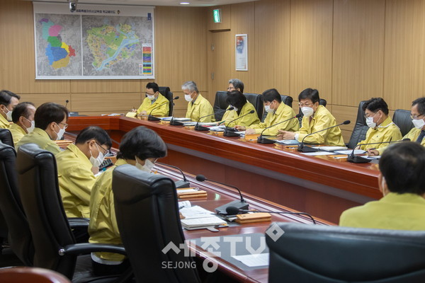 16일, 최교진 교육감이 청사 3층 상황실에서 열린 간부회의를 통해 직원들에게 수능 마무리까지 코로나19에 각별히 주의할 것을 주문하고 있다.(사진제공=세종시교육청)