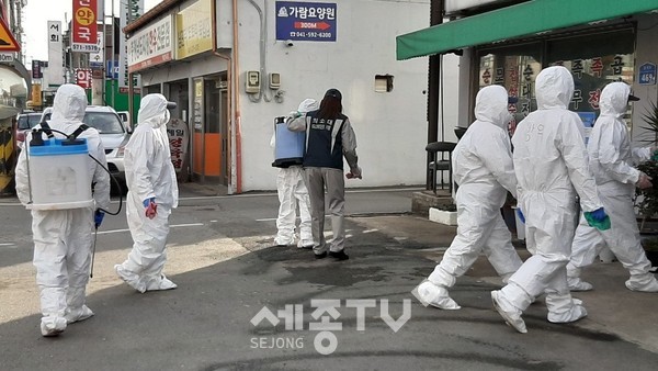 시 관계자가 방역소독을 하고 있다.(사진제공=천안시청)