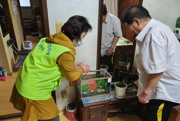 부산 북구 화명1동 지역사회보장협의체(공동위원장 조병선․최상은)는 관내 독거 어르신을 대상으로 ‘반려동물 지원 사업’을 실시했다.