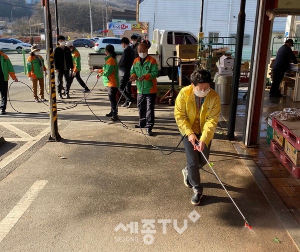 천안시 목천읍이 지난 23일 코로나19 확산 방지를 위한 방역 및 예찰활동을 전개했다.(사진제공=천안시청)