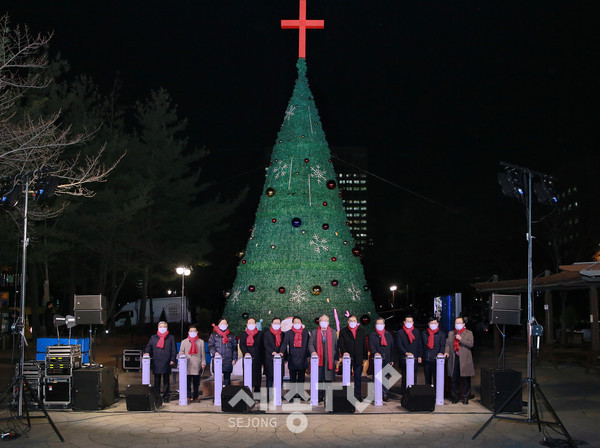 대전 서구(구청장 장종태)는 25일 크리스마스트리 축제 점등식을 개최하고 서구청 앞 보라매공원을 밝고 따뜻하게 물들였다.(사진제공=서구청)