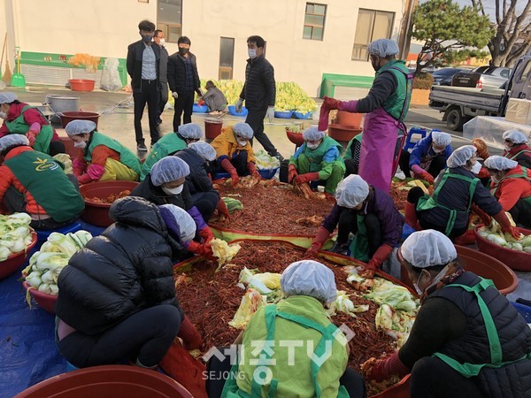 천안시 풍세면이 지난 25일부터 26일까지 이틀간 사랑의 김장김치 나누기 행사를 실시했다.(사진제공=천안시청)