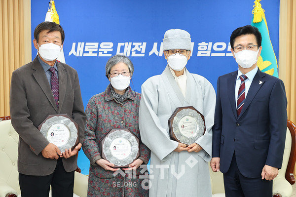 제32회 대전광역시 문화상 시상.(왼쪽부터 황용식, 양애경, 송재섭,허태전 대전시장)