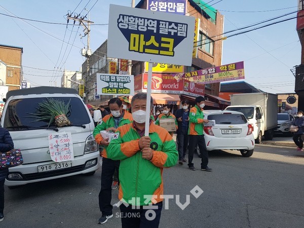 홍헌표 자율방재단장(사진맨앞)과 단원들이 마스크 착용 캠페인을 펼치고 있다.