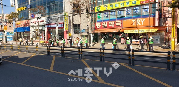 천안시 직산읍 이장협의회가 지난 23일 코로나19 예방 예찰활동을 실시했다.(사진제공=천안시청)