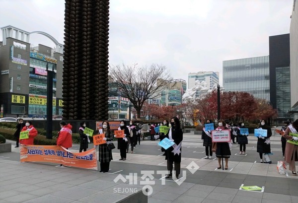 천안시가 성폭력, 가정폭력 등 여성폭력 예방을 위해 27일 신부동 아라리오 광장에서 천안시 아동·여성안전 지역연대와 민관 협력 ‘여성폭력 추방주간(11.25∼12.1) 기념’ 캠페인을 펼치고 있다.(사진제공=천안시청)