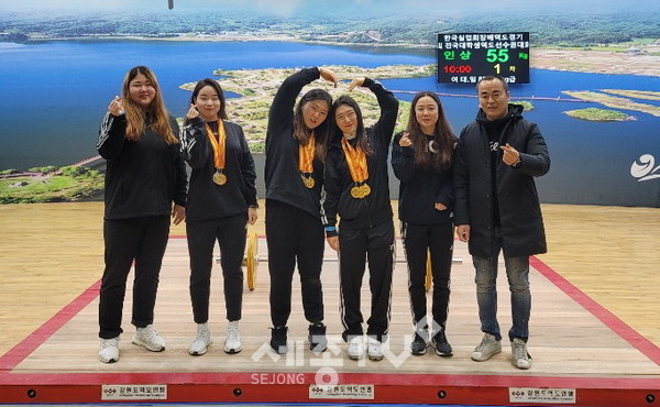 공주시청 역도팀(왼쪽부터 이은지,김지영,장현주,장은비,윤민희 선수,그리고 최재규 감독)사진제공=공주시청