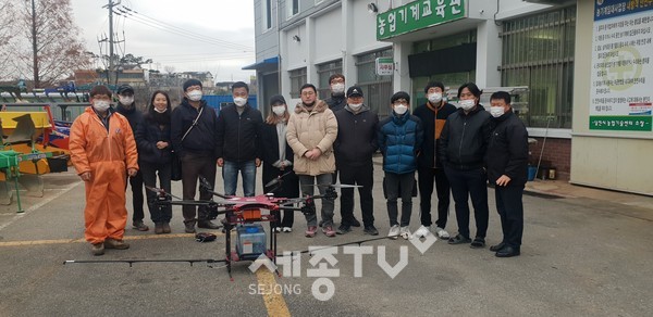 농업기술대학 청년강소농 드론교육 후 기념촬영을 했다.(사진제공=당진시청)