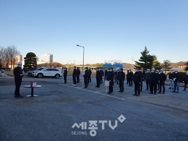 대전시설관리공단은 3일 대전하수처리장에서 지진 발생에 대한 대피훈련과 가스누출로 유발될 수 있는 화재상황에 대비하는 직원 비상대응 훈련을 실시했다.(사진제공=대전시설관리공단)