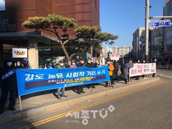 천안시 신안동행정복지센터 직원과 통장협의회원들이 17일 코로나19 확산 방지를 위한 캠페인에 나섰다.(사진제공=천안시청)