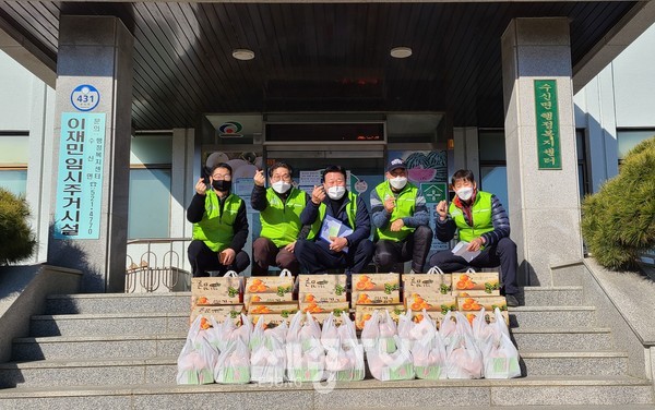 천안시 수신면행복키움지원단이 달빛사랑봉사단에서 제작한 밑반찬 도시락을 지난 19일 지역 내 저소득 취약계층에게 전달했다.(사진제공=천안시청)