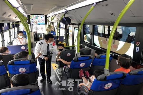 어린이 교통안전체험버스 차내교육.(사진제공=세종도시교통공사)