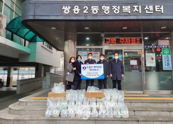 에이젯원(주)-드림즈에이젯원 김상한 회장이 29일 쌍용2동행정복지센터에 갈비탕 50개를 기부했다.(사진제공=천안시청)