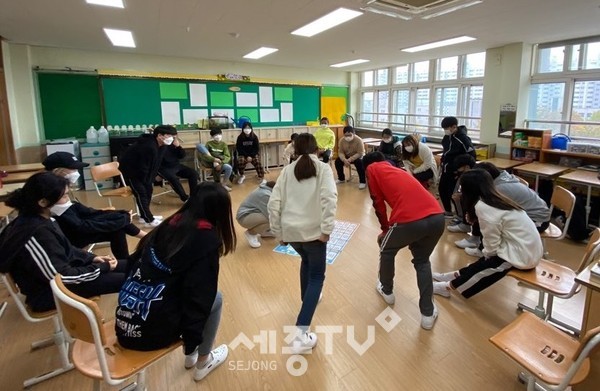 [교과연계 교육연극 수업에 참여하고 있는 부용초등학교 학생들]