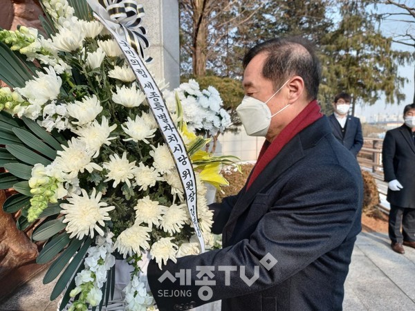 김병준 위원장이 1월 4일 세종시 조치원읍 충령탑을 찾아 헌화하고 있다.