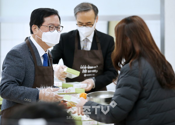 장종태 대전 서구청장이 한 해 동안 동행하는 직원들을 위해 떡국을 배식하고 있다.