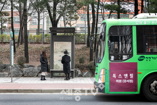 서울서진학교 버스정류장(허준박물관 주변)에 설치된 허준박물관 디자인광고물을 보고 있다.(사진제공=강서구청)