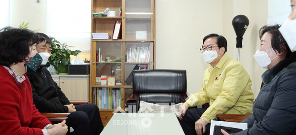 장종태 대전 서구청장은 8일 아동 양육시설인 구세군 대전혜생원을 방문해 양육실태 상황을 직접 점검하고 현장 관계자의 애로사항 등 의견을 청취했다.(사진제공=서구청)