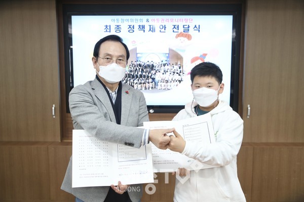 천안시 아동참여위원회 ‘아이들의 참(여) 견(해))’과 아동권리모니터링단 ‘온누리다님단’이 아동참여기구 최종 정책 제안서를 박상돈 천안시장에게 전달하고 있다.(사진제공=천안시청)