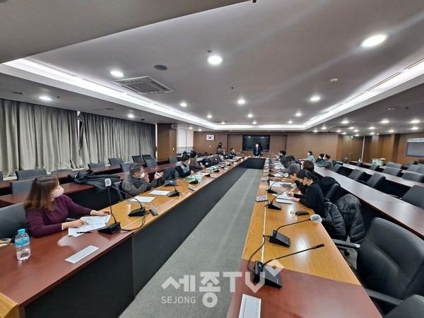 천안시와 천안시립예술단이 지난 12일 시청 중회의실에서 천안시립예술단발전협의회를 진행하고 있다.(사진제공=천안시청)