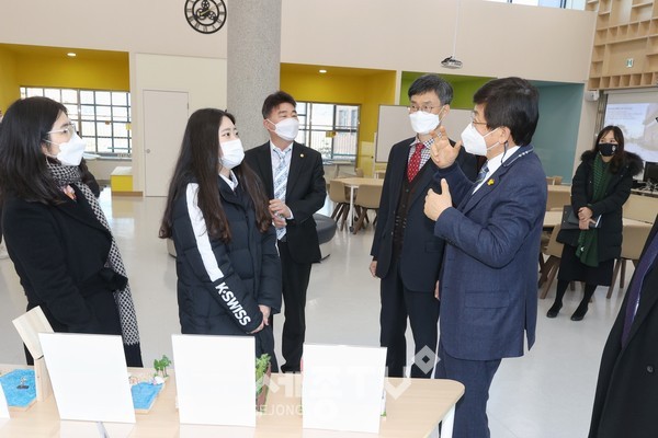 20일, 최교진 교육감이 반곡고등학교를 방문해 현판을 전달하고, 학교 공간에 대해 설명을 듣고있다.(사진제공=세종시교육청)