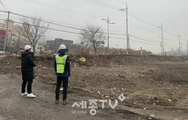 동구청 관계자가 대성지구 현장에서 안전점검을 실시하고 있다.(사진제공=동구청)