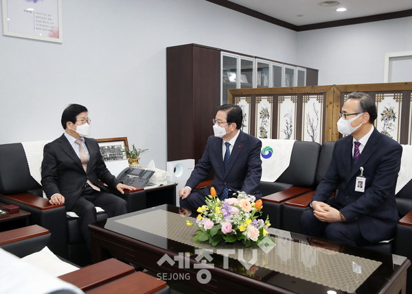 대전 서구(구청장 장종태)는 지난 22일 청사 장태산실에서 대전을 방문한 박병석 국회의장에게 지역 주요 현안에 대해 보고하고 국회 차원의 관심과 지원을 요청했다.(사진제공=서구청)