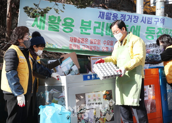 장종태 대전 서구청장은 25일 갈마1동을 방문하여 ‘설맞이, 우리 동네 따뜻한 희망 나누기’를 행사를 했다.(사진제공=서구청)