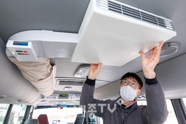 버스운전기사가 버스에 설치된 공기정화환기시스템을 살펴보고 있다.(사진제공=강서구청)