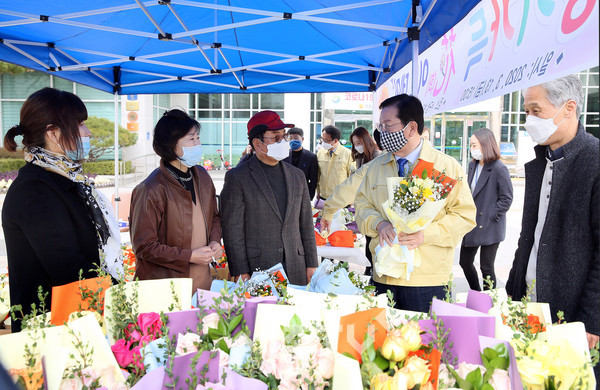 작년 화이트데이 전날 서구청 현관 앞에서 진행한 ‘향기가득 花이트 데이’ 행사모습.