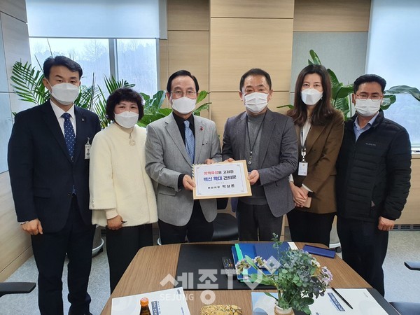 박상돈 천안시장이 1일 질병관리청을 방문해 나성웅 질병청 차장 등 주요 관계자와 만나 천안시의 방역체계, 백신 접종 준비상황, 현장의 어려움을 공유하며 충분한 수량의 백신 지원을 요청하고 있다.(사진제공=천안시청)